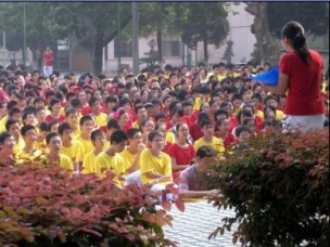 高一年级举办“诗与青春”诗歌朗诵会