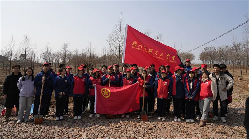 青春播绿意，携手绘荆门——市掇刀石中学学子积极参与“全民共建，绿满荆门”志愿植树活动