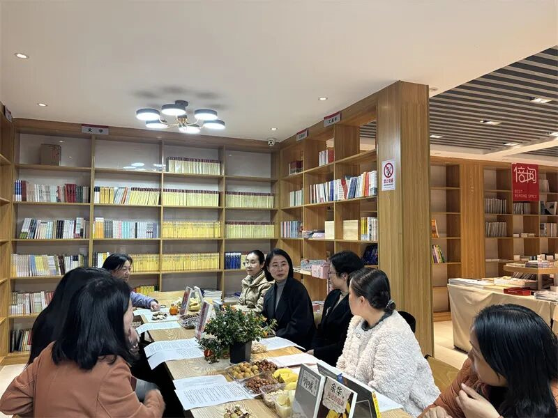 书香沁芳华，交流润心田——市掇刀石中学组织女教职工读书分享会