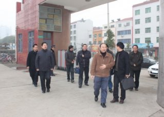 市教育局检查我校开学工作