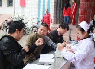 我校教职工踊跃献血奉献爱心