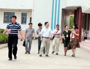 区领导到我校检查中考考点准备工作