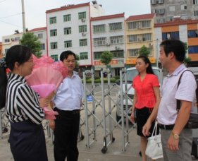 区教育局教师节慰问我校优秀教师