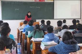 领导推门听课 增强课堂实效