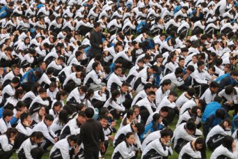 我校开展地震应急逃生、火灾自救演练活动