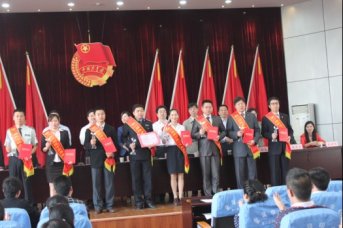 我校教师柳小玲荣膺“十大杰出青年”称号