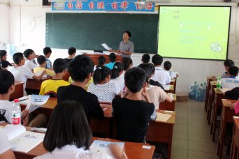 开学抓质量 校领导推门听课