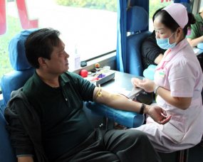 情系十月 传递爱心——我校教职工义务献血