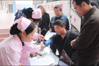 我校教职工献血献爱心