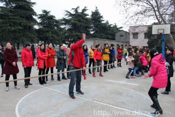 庆“三八”， 我校举办女教职工拔河比赛