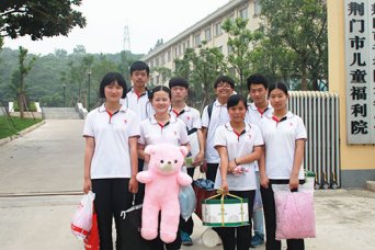 “手牵手 心连心”——学生会干部“六一”孤儿院送温暖