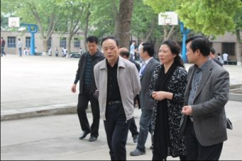 市人大到我校调研学校安全工作