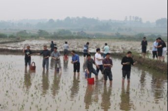 我校党员干部参加“三进三同”活动