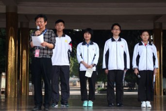 我校师生为高三学子加油助威