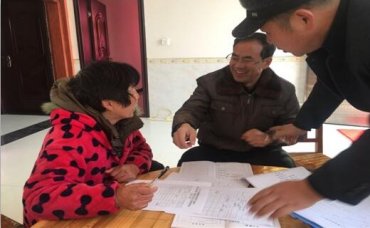 掇刀石中学扶贫小组开展扶贫户春节前慰问活动