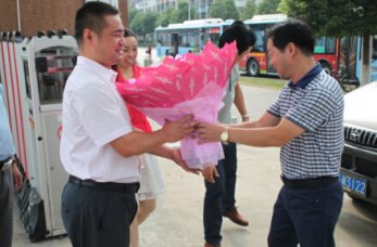 区教育局教师节慰问我校教师