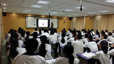 我校录播教室今天下午进行试运行