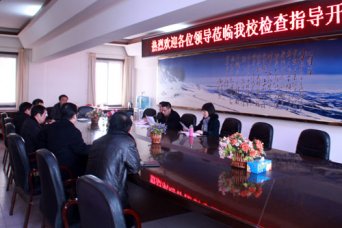 市教育局检查我校开学工作