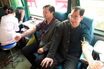 我校教师踊跃义务献血传递爱心